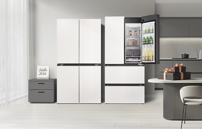 좌우로는 달력과 선물이 아일랜드 식탁위에 있고, 중앙에는 깔끔한 화이트 컬러의 LG 디오스 오브제컬렉션 냉장고와 한쪽 문이 열려 내부 수납 공간이 보이는 김치냉장고가 있는 이미지