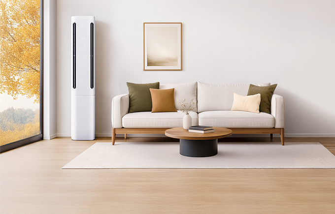 화이트톤 거실에 세로형 에어컨이 배치된 이미지입니다.