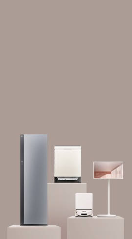 LG 스타일러 오브제컬렉션 정면컷과 LG 디오스 오브제컬렉션 식기세척기 정면컷이 단상에 세워져 있고 LG 코드제로 로보킹 AI 올인원 정면컷과 LG 스탠바이미 정면컷이 나란히 단상에 세워져있다.