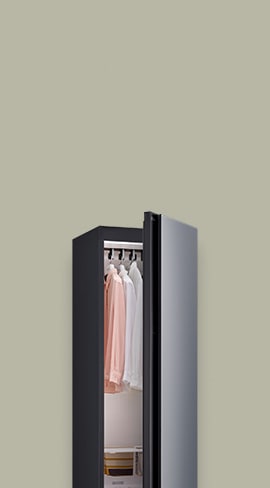 LG 스타일러 오브제컬렉션 제품의 문이 살짝 열려 있고 그 내부에 옷들이 걸려있다.