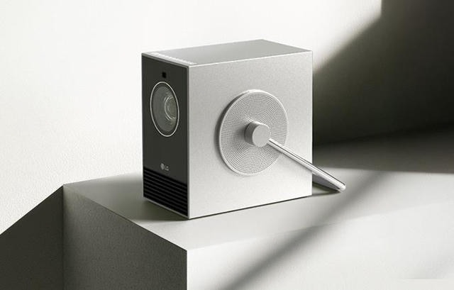 화이트&실버 톤 공간에 대리석 빛깔 단상 위 LG 시네빔 큐브 실버색 신제품이 놓여 있는 이미지