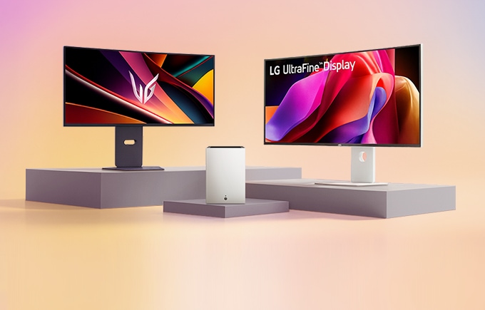 주황색 그라데이션 배경 위에 울트라기어 모니터, 울트라 HD 모니터가 있고 가운데 시네빔 쇼츠 제품이 단상 위에 있다.