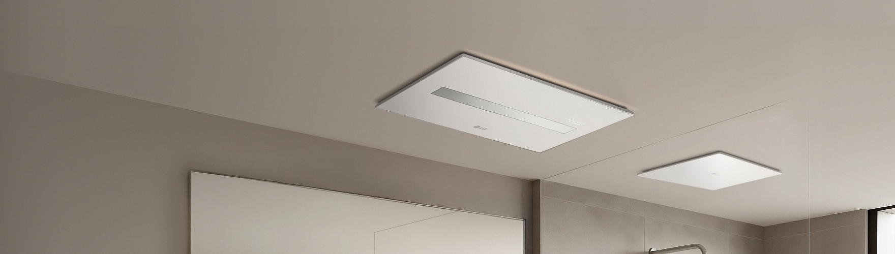 베이지톤 욕실 천장에 설치된 LG 퓨리케어 바스에어시스템과 간접조명, 브라운 타일 샤워부스와 수건 선반, 원형 거울이 보이는 인테리어 이미지