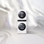 밝은 실키한 배경 앞에 정면을 향해 세워진 LG 트롬 AI 오브제컬렉션 워시타워.