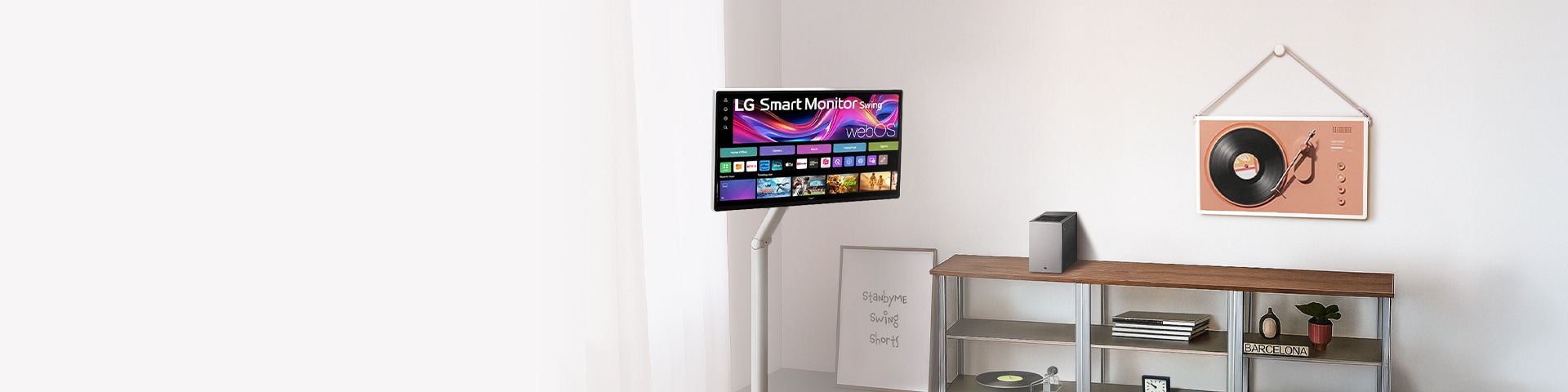 좌측에는 LG 스마트모니터 스윙이 배치되어 있고, 2단 선반에 시네빔쇼츠가 놓여 있습니다. 우측 벽면엔 LG 스탠바이미 2가 걸려있습니다