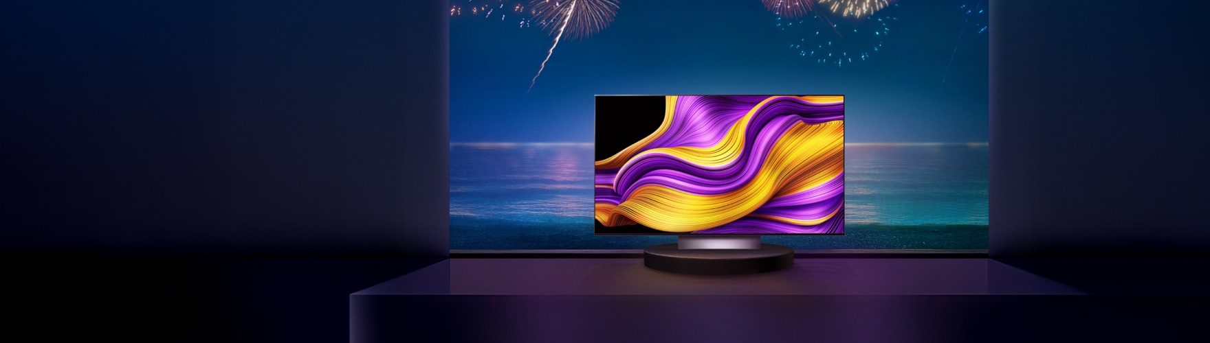 불꽃놀이 밤바다 배경으로 올레드 TV 배치