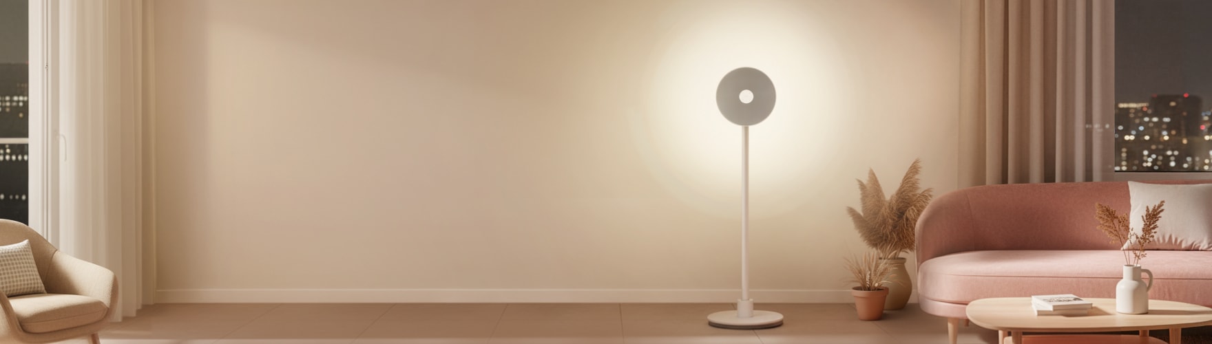 따뜻한 조명 아래 베이지톤 인테리어의 거실, 중앙에 원형 조명형 빔 프로젝터 무드메이트가 비추고 있으며 오른쪽에는 핑크빛 소파와 화병, 왼쪽에는 의자와 커튼이 배치된 아늑한 공간.