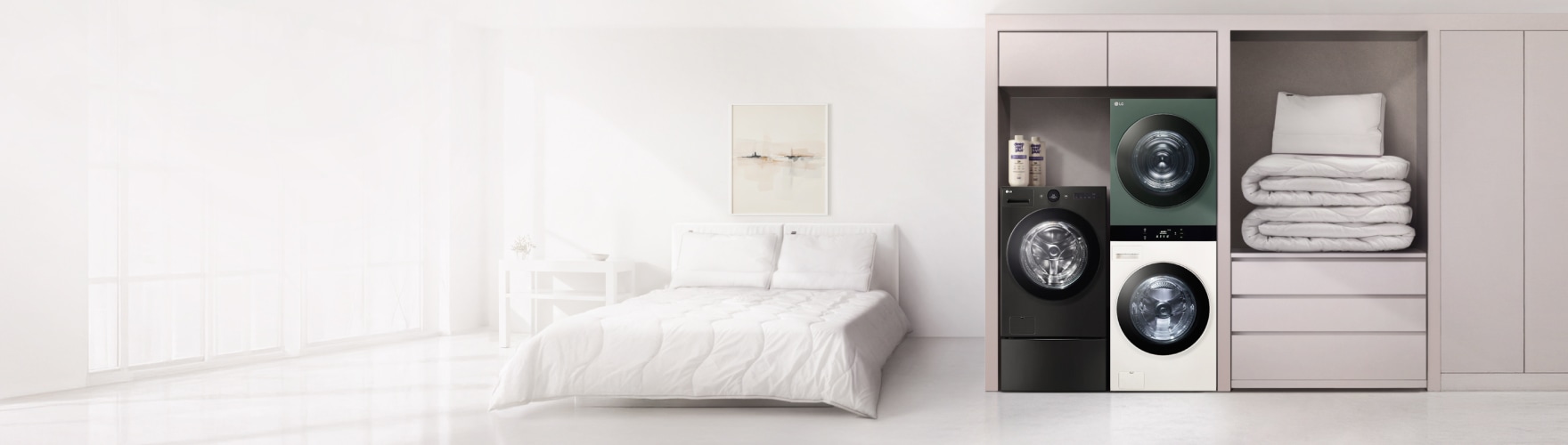 밝은 톤의 침실 공간에 흰색 침대가 놓여 있고, 우측 벽면에 설치된 수납장 안에 LG전자 트롬 세탁기와 건조기가 배치되어 있으며, 상단 선반에는 흰색 침구류가 정리되어 있다.