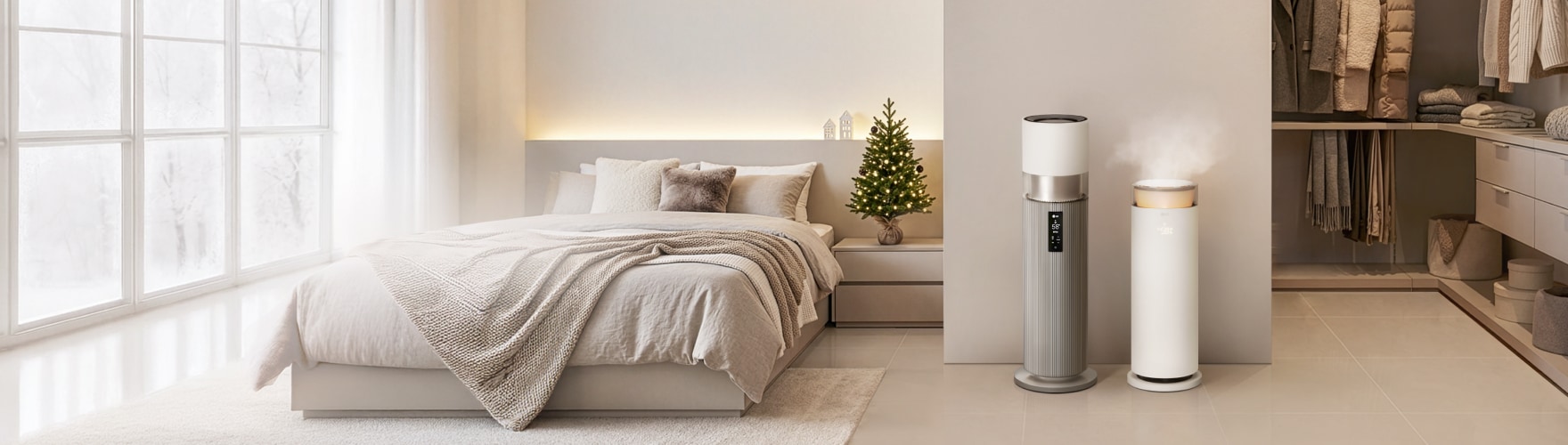 모던한 침실. 커다란 창문 옆 침대와 옷장이 보이고, 가운데에 하이드로타워, 하이드로에센셜 두 제품이 나란히 놓여있다. 하이드로에센셜 상단에서 미세한 수증기가 분사되고 있다.