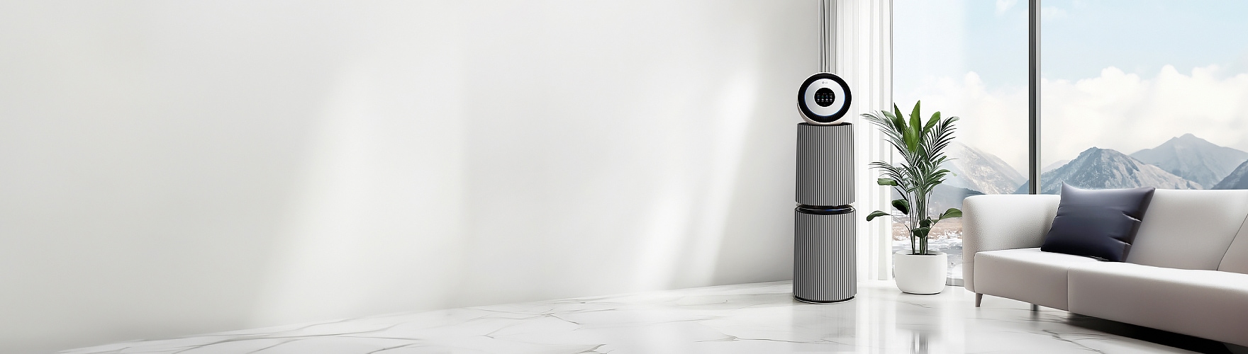 밝은 톤의 거실 공간에 우측에 LG전자 퓨리케어 공기청소기가 창가에 배치되어 있고, 옆에는 화분이, 우측 하단에는 흰색 소파가 놓여 있으며, 창밖으로 산 풍경이 보인다.