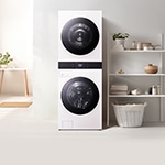 밝은 다용도실에 LG 트롬 AI 오브제컬렉션 워시타워가 중앙에 배치되어 있으며, 오른쪽 선반에는 세탁용품이 정돈되어 있습니다.