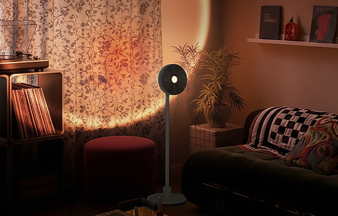 거실에 놓인 LG 무드메이트 스탠드형 조명, 옆에는 턴테이블과 소파가 있는 아늑한 분위기 이미지