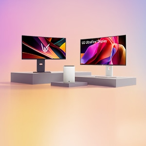 보랏빛 그라데이션 배경 위에 좌우에 LG 울트라기어 모니터, 중앙에 LG 시네빔 쇼츠가 배치되어 있음