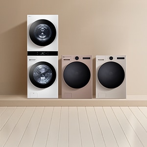 밝은 다용도실에 LG 트롬 AI 오브제컬렉션 워시타워가 중앙에 배치되어 있으며, 오른쪽 선반에는 세탁용품이 정돈되어 있습니다.