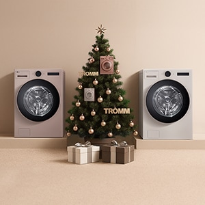 베이지 배경 중앙 단상 위 크리스마스트리와 세탁기 장식, 앞 선물 2개, 양옆으로 토프·아몬드 색 LG 트롬 AI 오브제컬렉션 세탁기.