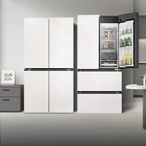 좌우로는 달력과 선물이 아일랜드 식탁위에 있고, 중앙에는 깔끔한 화이트 컬러의 LG 디오스 오브제컬렉션 냉장고와 한쪽 문이 열려 내부 수납 공간이 보이는 김치냉장고가 있는 이미지