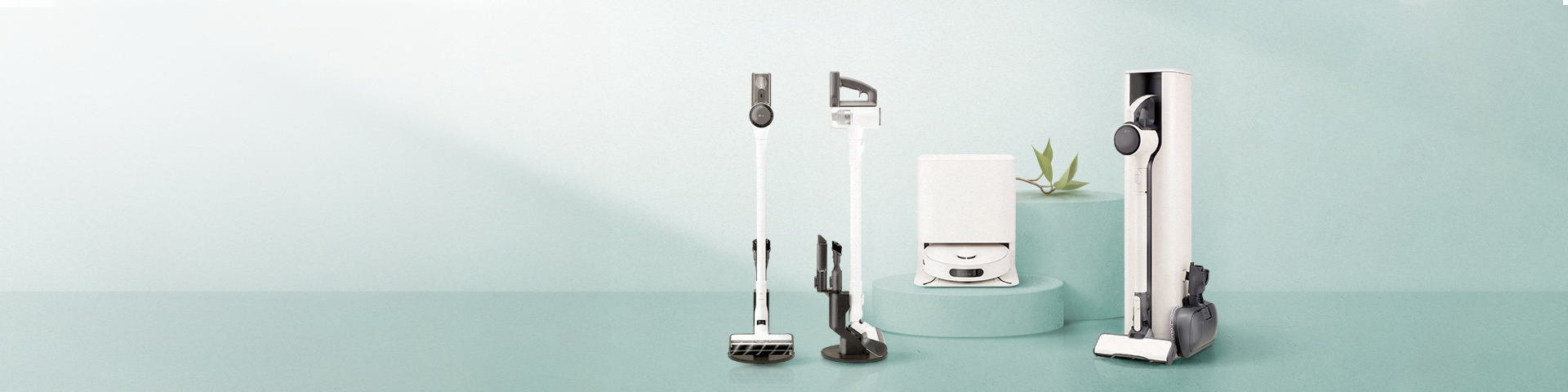 민트색 파스텔톤 배경에 LG 코드제로 스틱 청소기, 로봇 청소기, 올인원타워 등 다양한 종류의 청소기가 진열되어있음