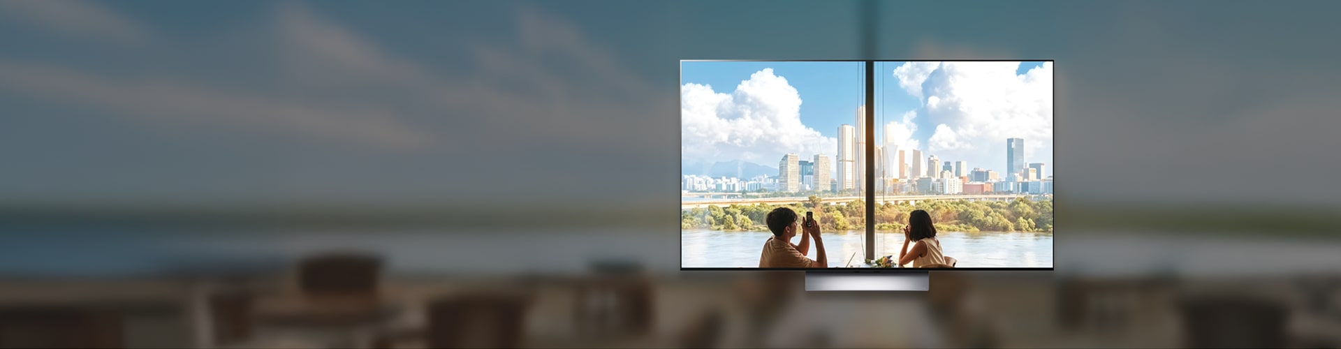 두 남녀가 창밖 풍경을 바라보는 듯한 TV 화면이 중앙에 있다. TV는 도시 풍경과 하늘의 구름을 선명하게 보여줘 올레드 화질을 강조한다.
