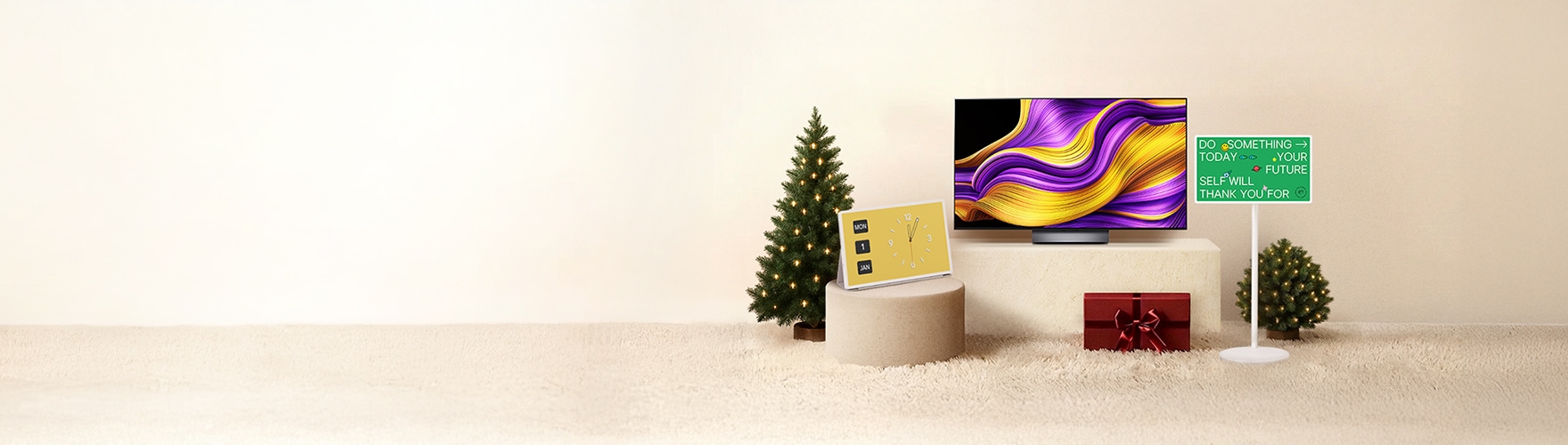 따뜻한 실내 공간에 두 그루의 작은 크리스마스 트리 사이로 올레드 TV, 스탠바이미가 놓여 있는 모습.