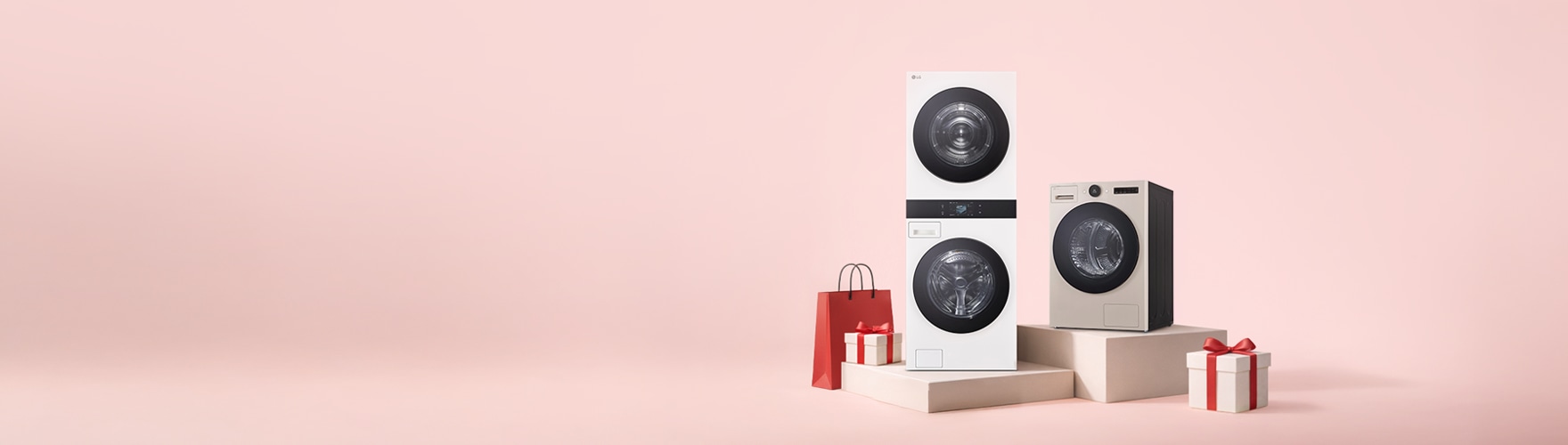 핑크색 배경 위에 쇼핑백, 선물 오브제가 있고 단상 위에 LG 트롬 AI 오브제컬렉션 워시타워와 LG 트롬 AI 오브제컬렉션 건조기가 나란히 배치되어있습니다.