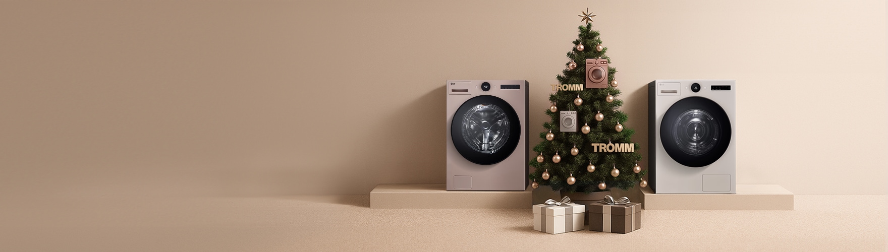 베이지 배경 중앙 단상 위 크리스마스트리와 세탁기 장식, 앞 선물 2개, 양옆으로 토프·아몬드 색 LG 트롬 AI 오브제컬렉션 세탁기.