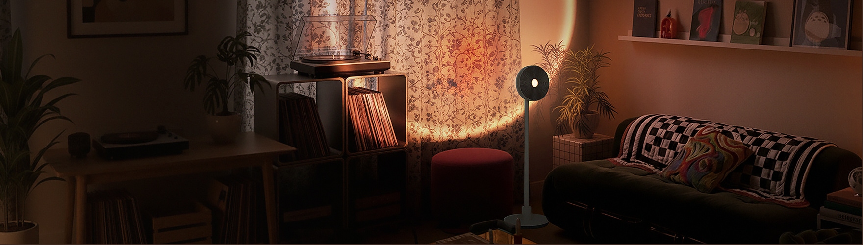 LG 무드메이트 런칭 프로모션 배너. 거실에 원형 조명 스탠드가 켜져 있고 커튼에 빛이 비춰 있다.