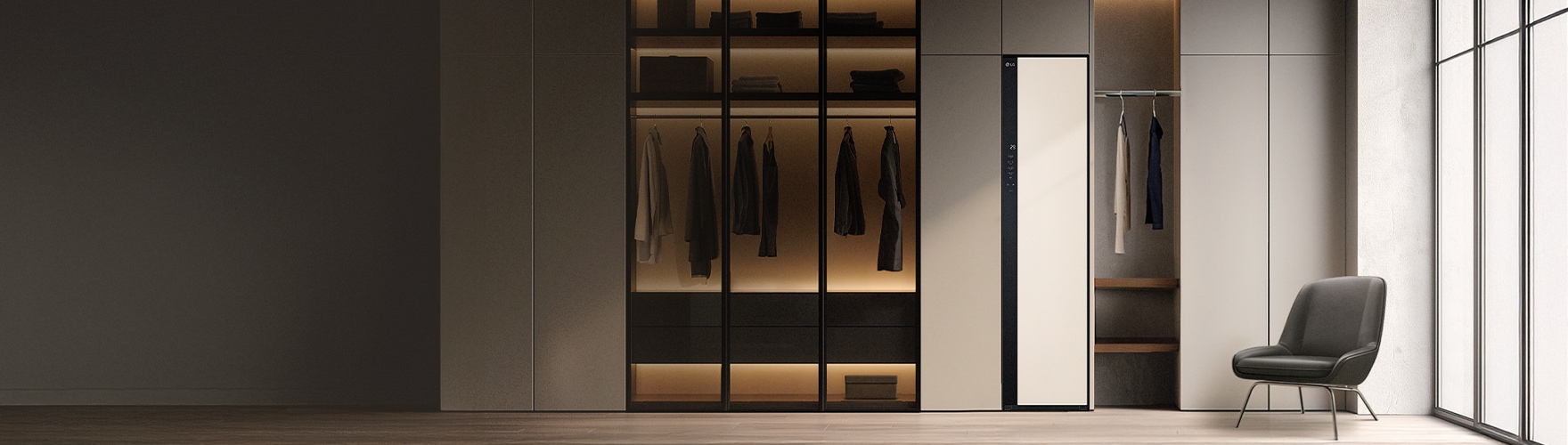 모던한 베이지 톤 드레스룸 중앙에 설치된 LG 스타일러와 주변 가구 및 의자가 어우러진 인테리어 연출 이미지.