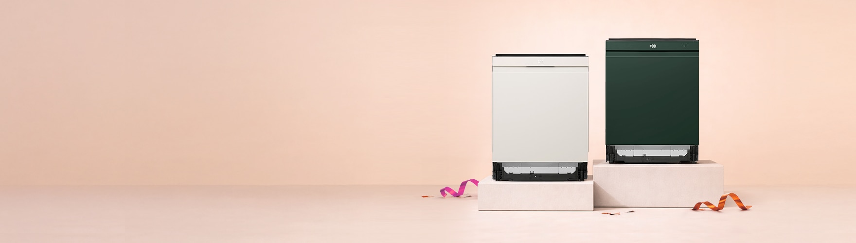 살구빛 그라데이션 배경 단상 위 화이트·그린 LG DIOS 식기세척기와 왼쪽 제품 상단에 ‘LG DIOS 식기세척기 7주년 페스티벌’ 문구가 노출된 이미지