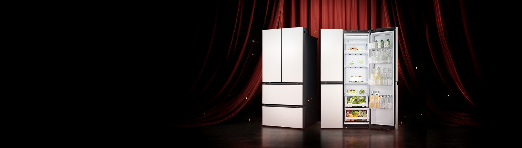 빨간 무대 커튼 앞에 서 있는 두 대의 가전제품. 왼쪽에는 문이 모두 닫힌 베이지 컬러 김치냉장고가 있고, 오른쪽에는 문이 열린 베이지 컬러 냉장고가 놓여 있으며 내부에 음료와 채소, 과일 등이 정리되어 보인다.
 