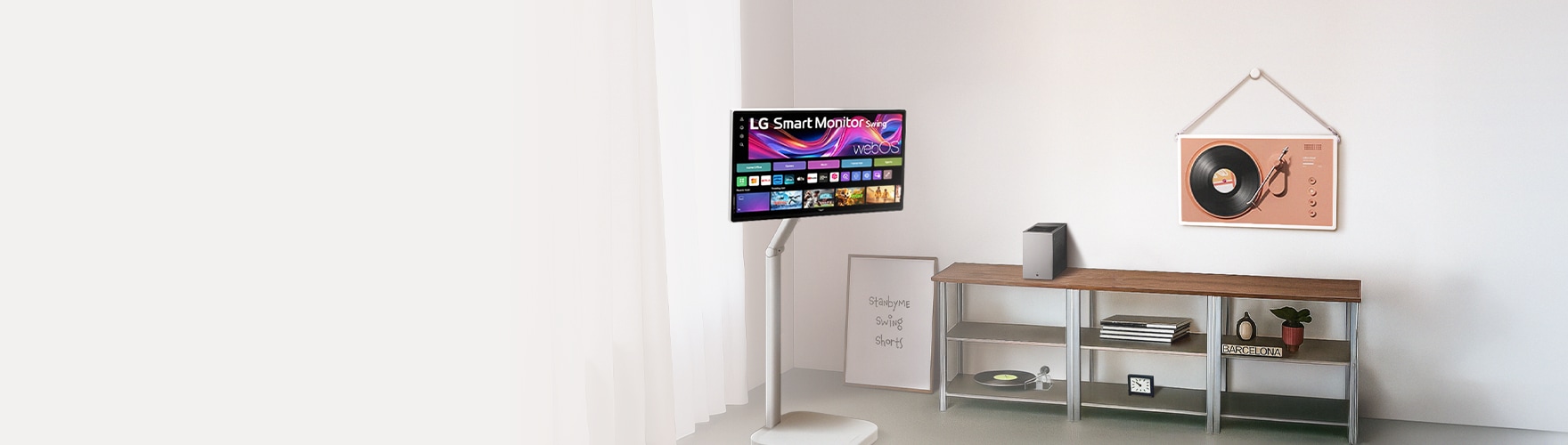좌측에는 LG 스마트모니터 스윙이 배치되어 있고, 2단 선반에 시네빔쇼츠가 놓여 있습니다. 우측 벽면엔 LG 스탠바이미 2가 걸려 있습니다