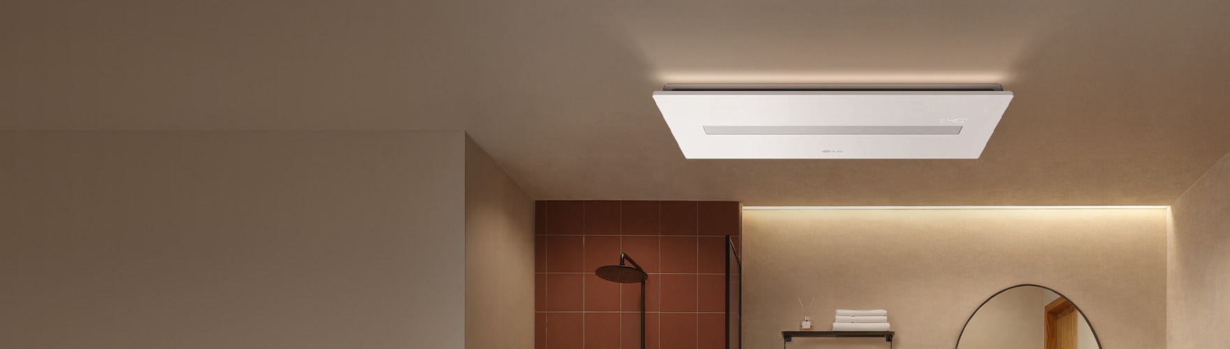 베이지톤 욕실 천장에 설치된 LG 퓨리케어 바스에어시스템과 간접조명, 브라운 타일 샤워부스와 수건 선반, 원형 거울이 보이는 인테리어 이미지