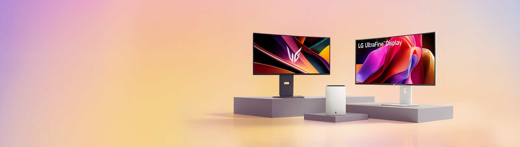 보라색에서 노란색으로 그라데이션된 배경에 받침대 위에 LG전자 울트라 디스플레이 모니터 두 대가 놓여 있고, 중앙에는 LG빔프로젝터가 배치되어 있다.