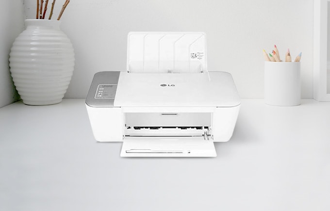 책상위에 프린터기와 화병, 연필꽂이가 놓여있는 배너 이미지