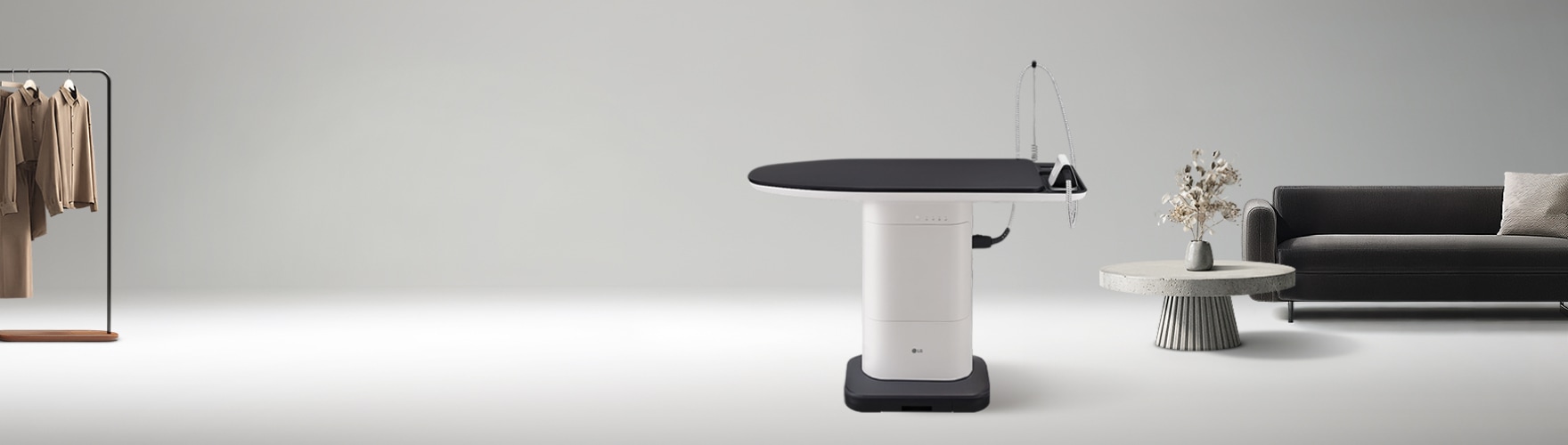 좌측에는 베이지색 의류들이 행거에 걸려있고 중앙에 LG 시스템 아이어닝이 있습니다. 우측에 검은색 소파가 배치되어 있습니다