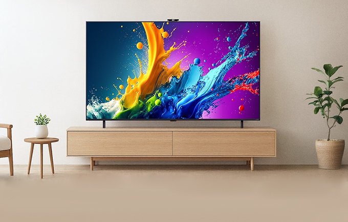 베이지톤 거실의 단상 위 TV가 놓여져있는 배너 이미지