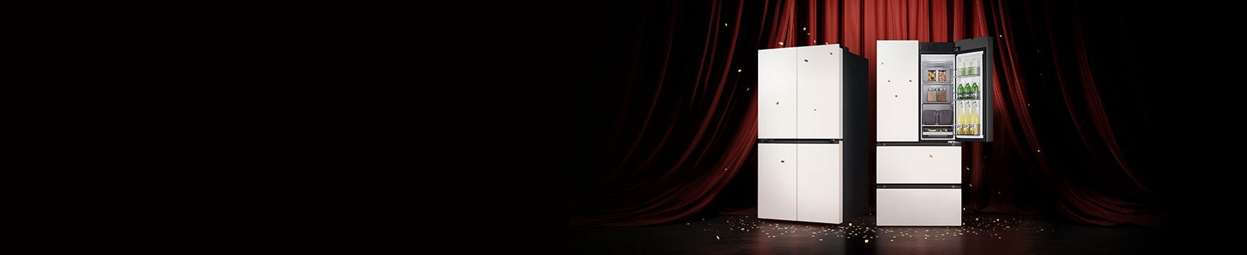 검정 배경에 빨간 커튼을 뒤로 냉장고와 김치냉장고가 비치되어있고 김치냉장고는 우측 문이 열려있는 모습