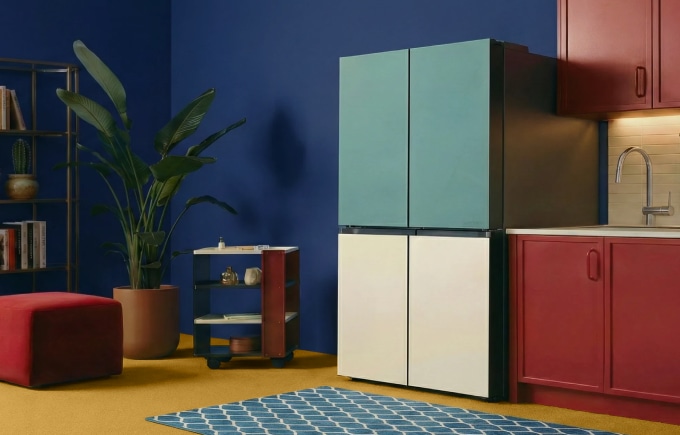 2대의 냉장고가 나란히 가운데에 배치돼 있고, 부엌 전경이 보이는 이미지