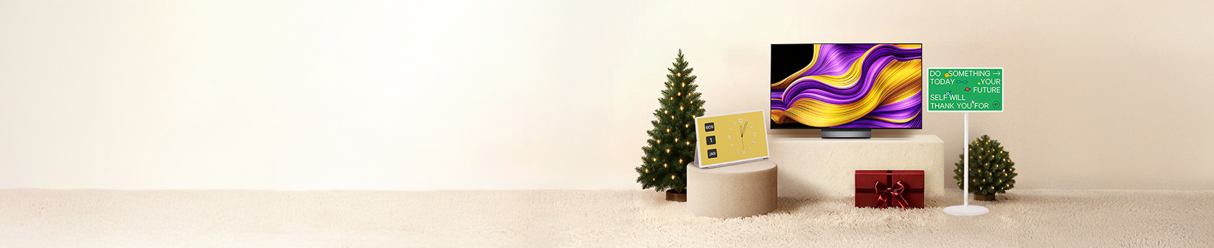 따뜻한 실내 공간에 두 그루의 작은 크리스마스 트리 사이로 올레드 TV, 스탠바이미가 놓여 있는 모습