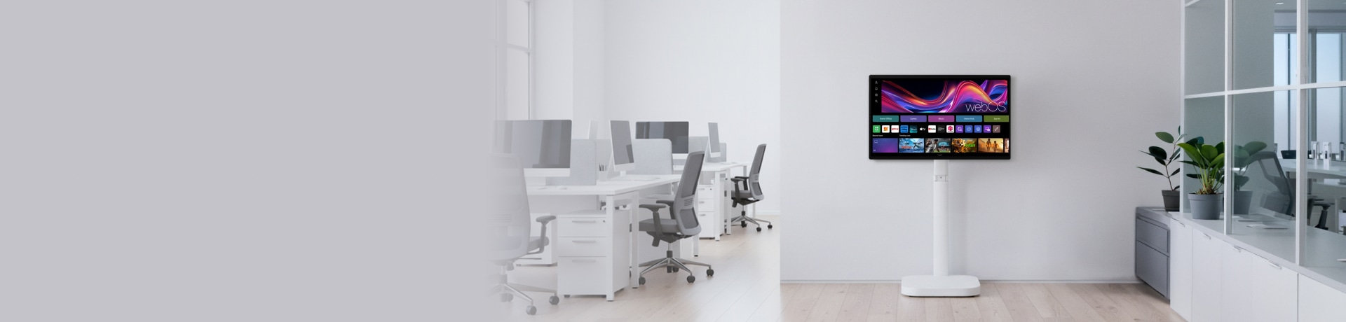 밝은 아이보리 톤 배경 속, 미니멀한 책상 위에 울트라와이드 모니터, 키보드, 마우스, 머그컵과 책이 정돈되어 놓여 있는 이미지