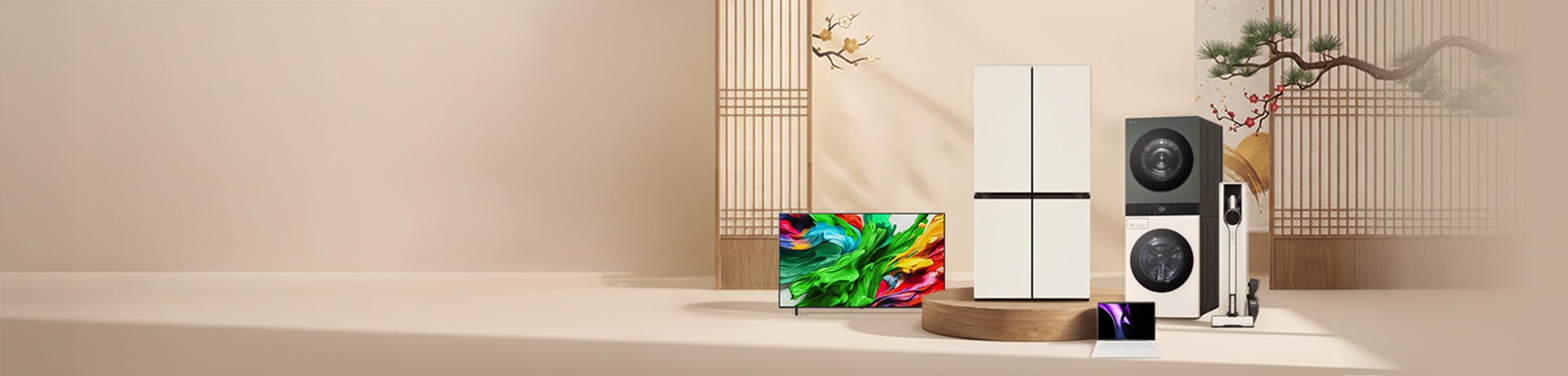 베이지 톤 전통 인테리어 배경 단상 위에 냉장고가 올라가있고, 주변에 워시타워, 청소기, TV, 노트북이 놓여진 이미지