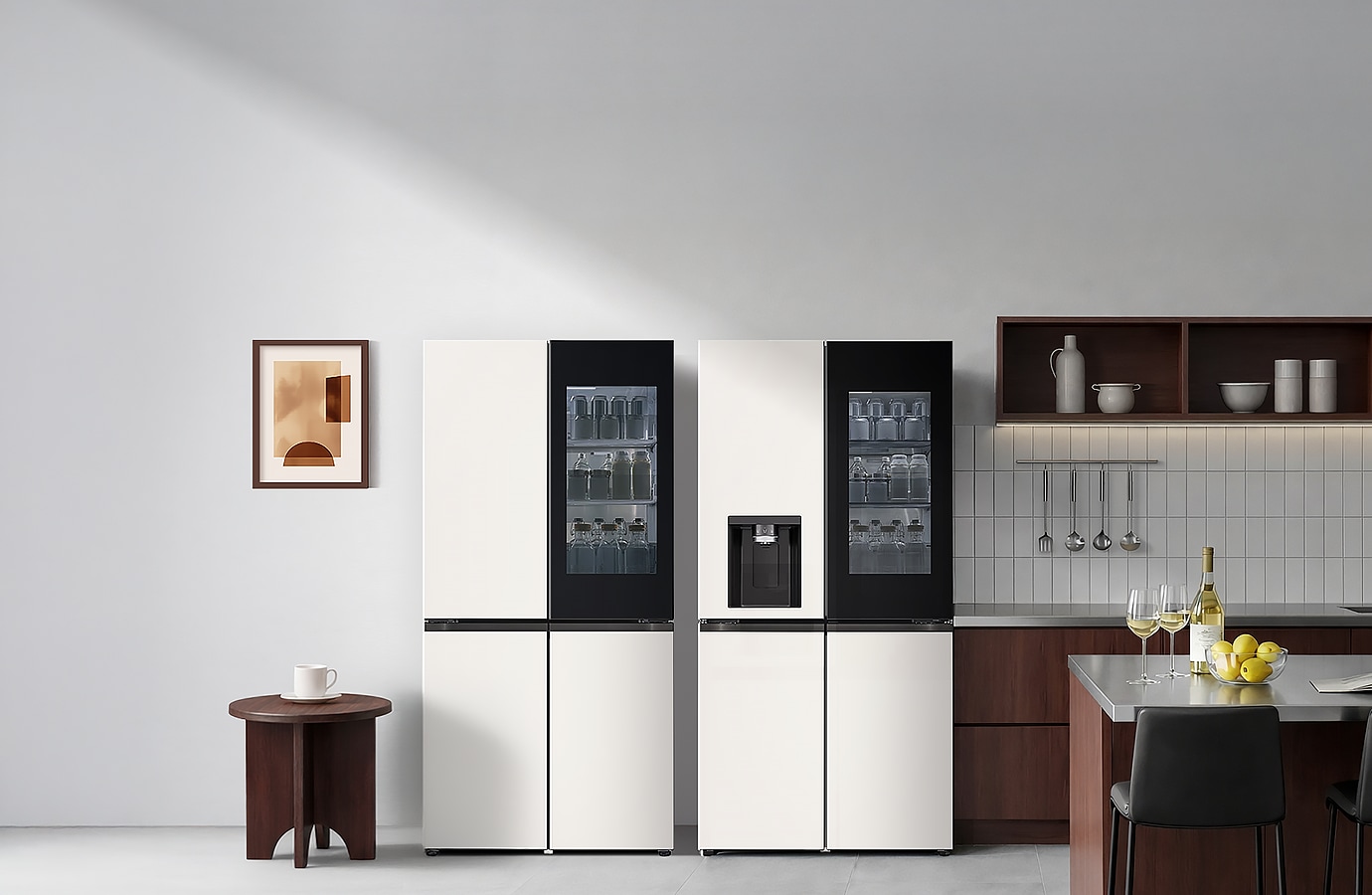 세련된 화이트와 블랙 배색의 4도어 냉장고 두 대가 나란히 배치된 모던한 주방 전경. 냉장고 상단 도어에는 내부가 보이는 투명한 유리창과 디스펜서 기능이 포함되어 있음.