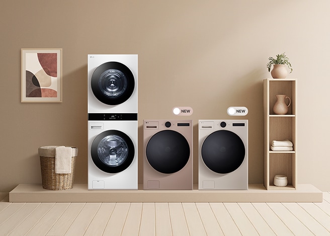 베이지 톤 공간에 LG 트롬 세탁기·건조기, 2대 위 'NEW' 표시, 오른쪽엔 선반과 소품이 배치됨.