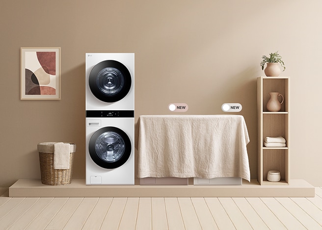 베이지 톤 공간에 LG 트롬 세탁기·건조기, 2대 위 'NEW' 표시, 오른쪽엔 선반과 소품이 배치됨.