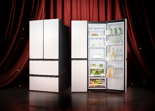 빨간 무대 커튼 앞에 서 있는 두 대의 가전제품. 왼쪽에는 문이 모두 닫힌 김치냉장고가 있고, 오른쪽에는 문이 열린 냉장고가 놓여 있으며 내부가 보인다.