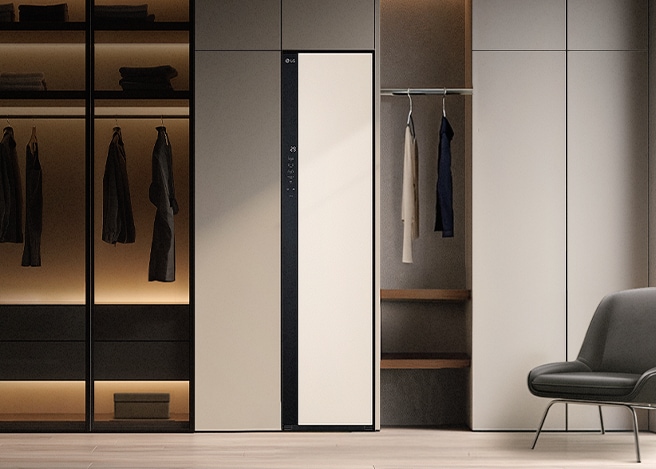 모던한 드레스룸 인테리어 중앙에 설치된 LG 스타일러와 주변의 오픈형 옷장, 가죽 의자가 조화를 이룬 연출 이미지.