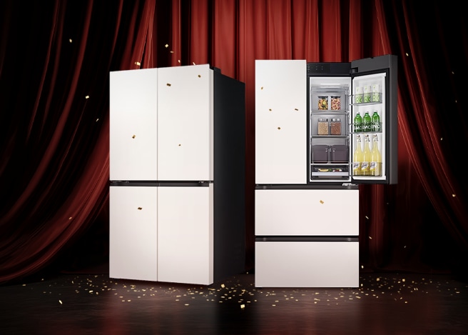 빨간 무대 커튼 앞에 서 있는 두 대의 가전제품. 왼쪽에는 문이 모두 닫힌 김치냉장고가 있고, 오른쪽에는 문이 열린 냉장고가 놓여 있으며 내부가 보인다.
