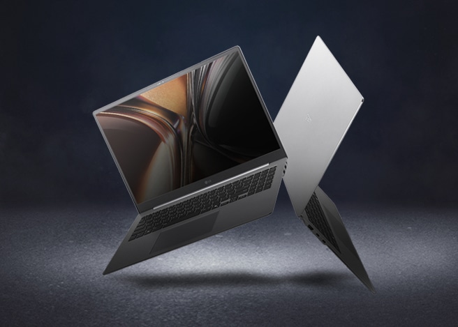 검은 스튜디오 배경에 노트북 2대가 떠있는 모습