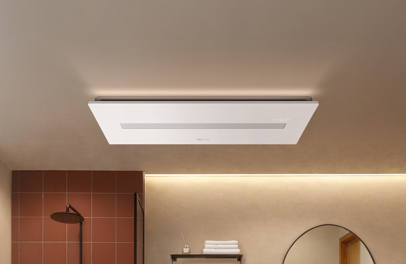 베이지톤 욕실 천장에 설치된 LG 퓨리케어 바스에어시스템과 간접조명, 브라운 타일 샤워부스와 수건 선반, 원형 거울이 보이는 인테리어 이미지