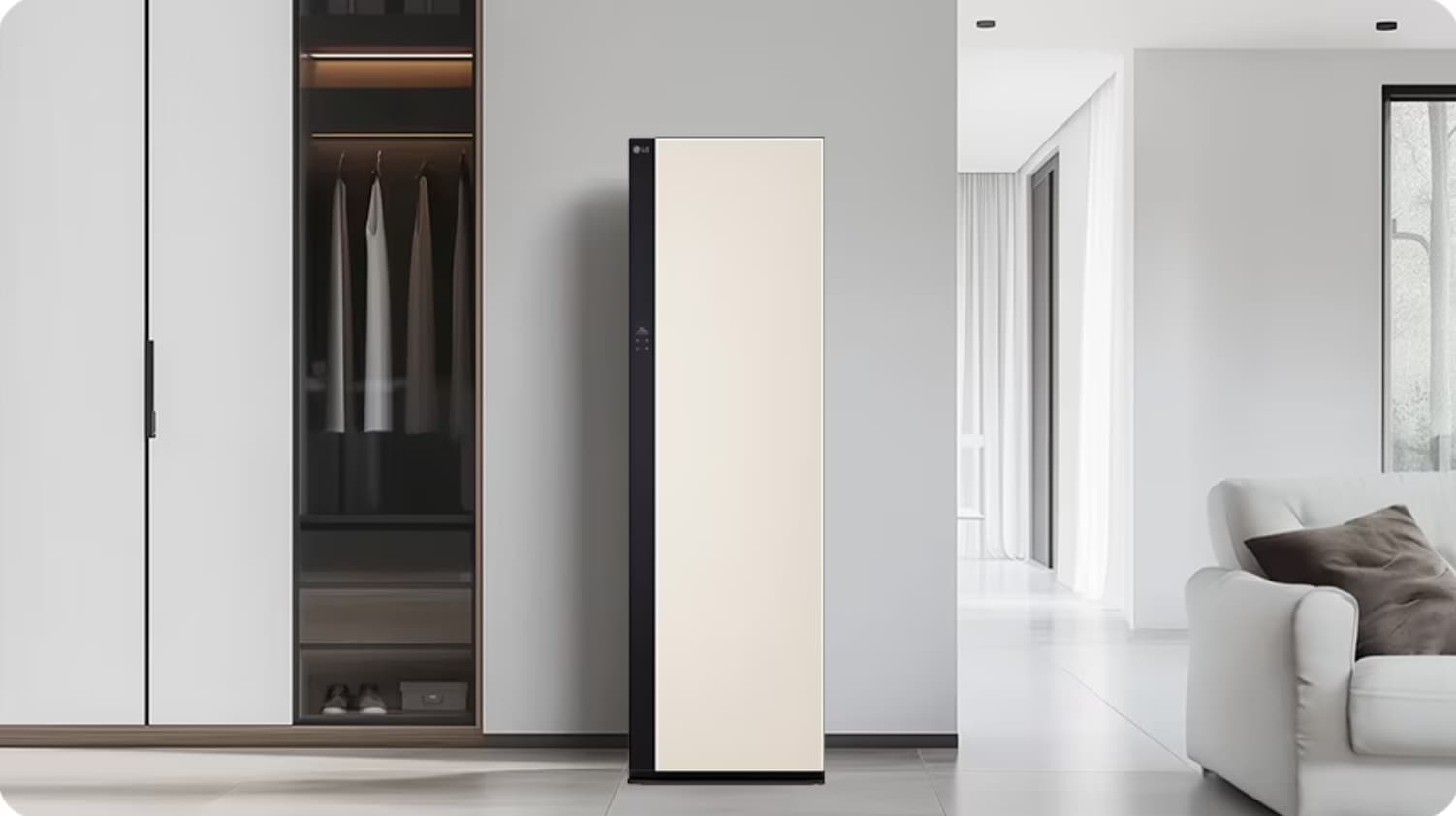 LG 스타일러가 흰벽에 배치된 이미지로, 2025 LG NEW 텍스트와 함께 이불도 스타일러로 안심 살균 문구가 있습니다. 우측에는 의류와 이불이 정리된 장면이 보입니다.