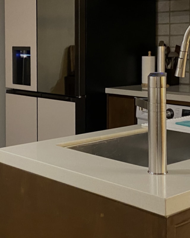 냉장고, 찻장이 보이는 주방